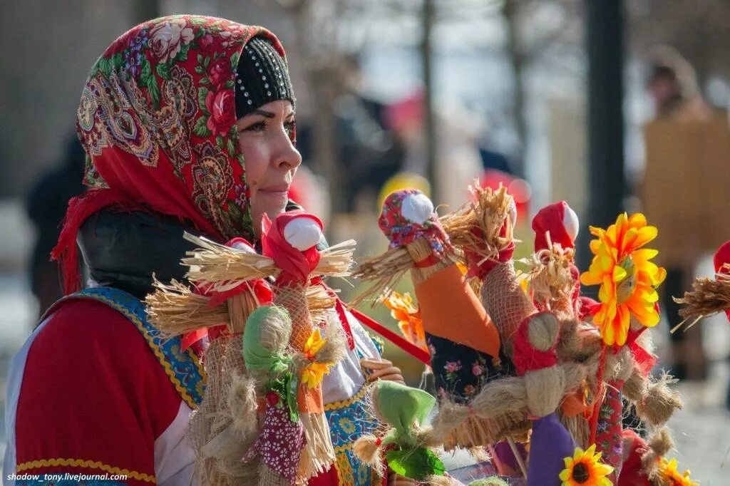 Гулянье на Масленицу в парке Царицыно. Современная Масленица. Народный праздник Масленица. Русские народные гуляния.