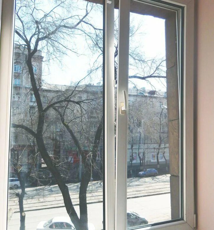 Окно трехстворчатое пластиковое. Пластмассовые окна. Пластиковое окно. Окно 2040х1400. Окна пвх.