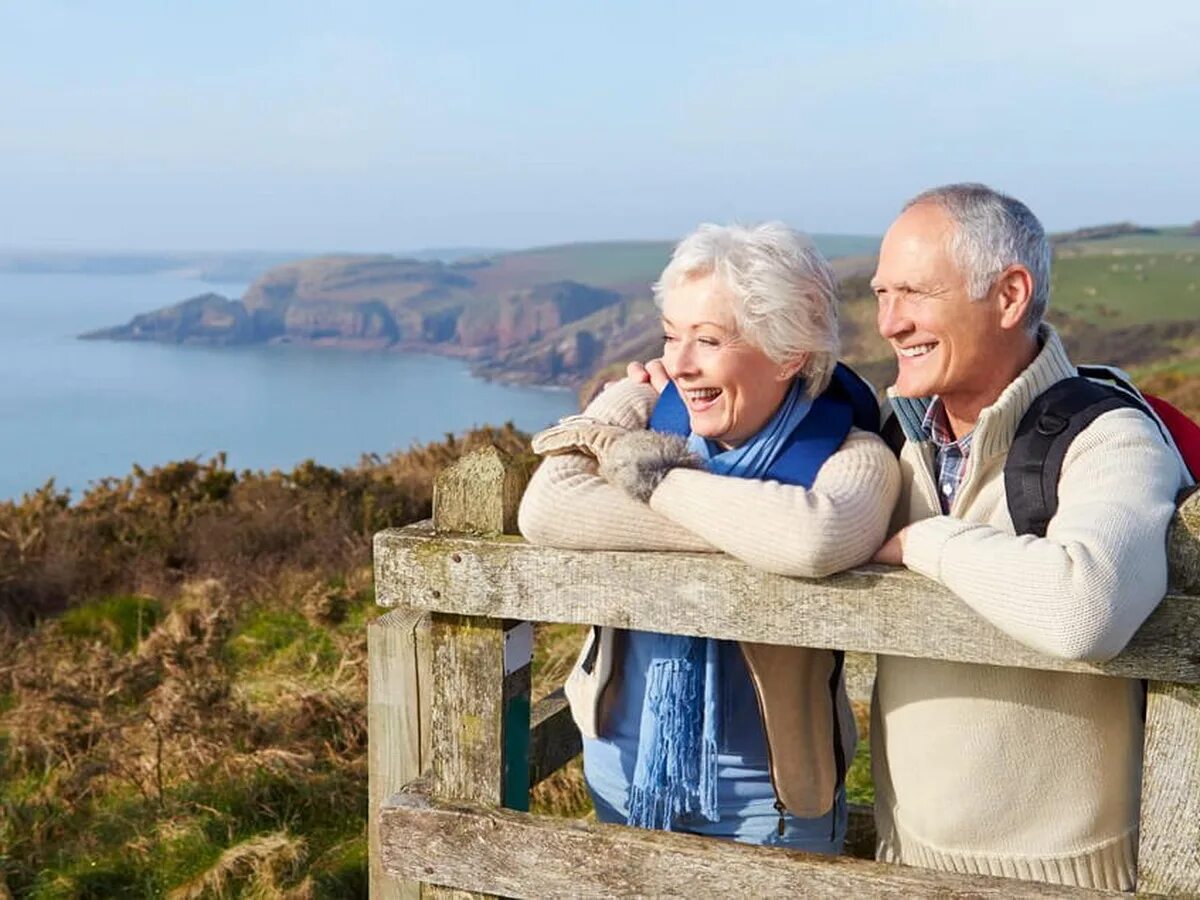 Путешествие пожилых людей. Дом пенсионеров. Хорошее старения. Девушка и парень состарились. Хорошее старения.