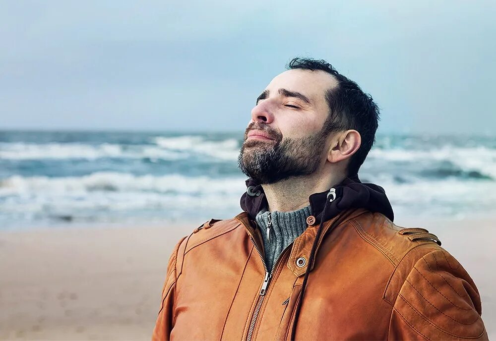 Зимнее фэнтези девушки. Радостная девушка. Новый выдох. Хрупкая восточная девушка. Новый выдох.