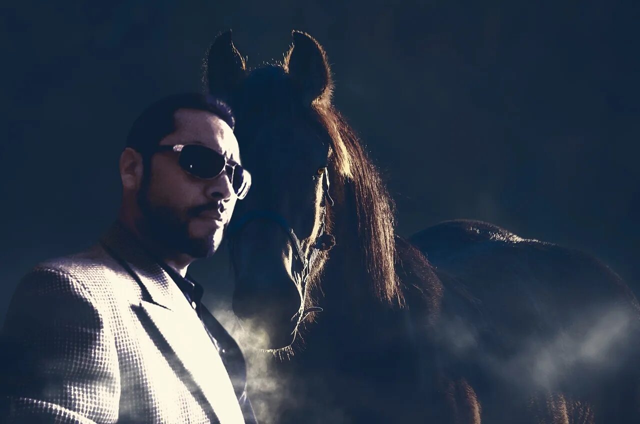 Конь в пальто. Конь в пальто. Пальто с кантом. Пальто с кантом. Бизнесмен на коне.