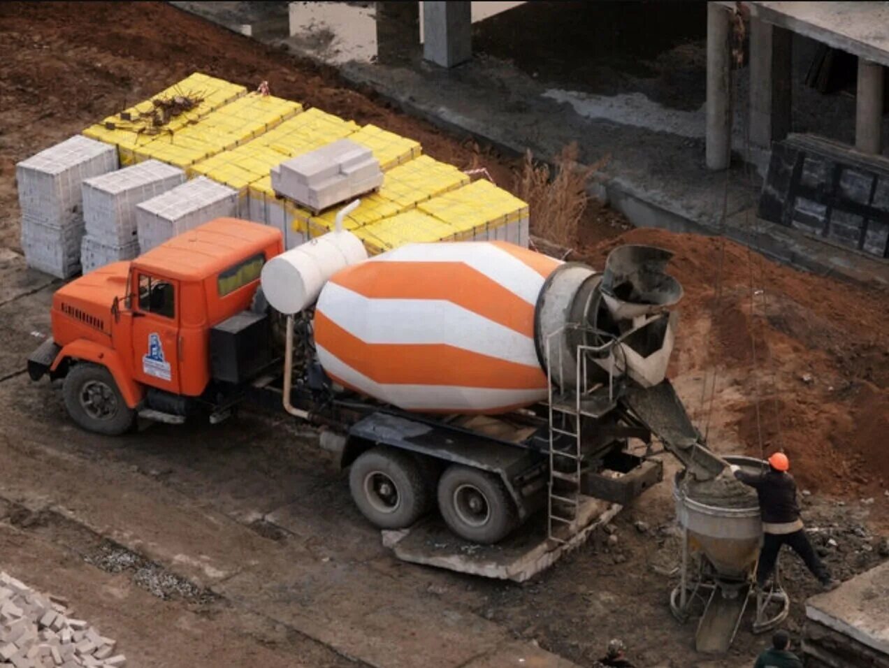 стройплощадка бетон. бетономешалки для рбу. бетон подвижности п2 фото. миксер для бетона. заливка бетона.