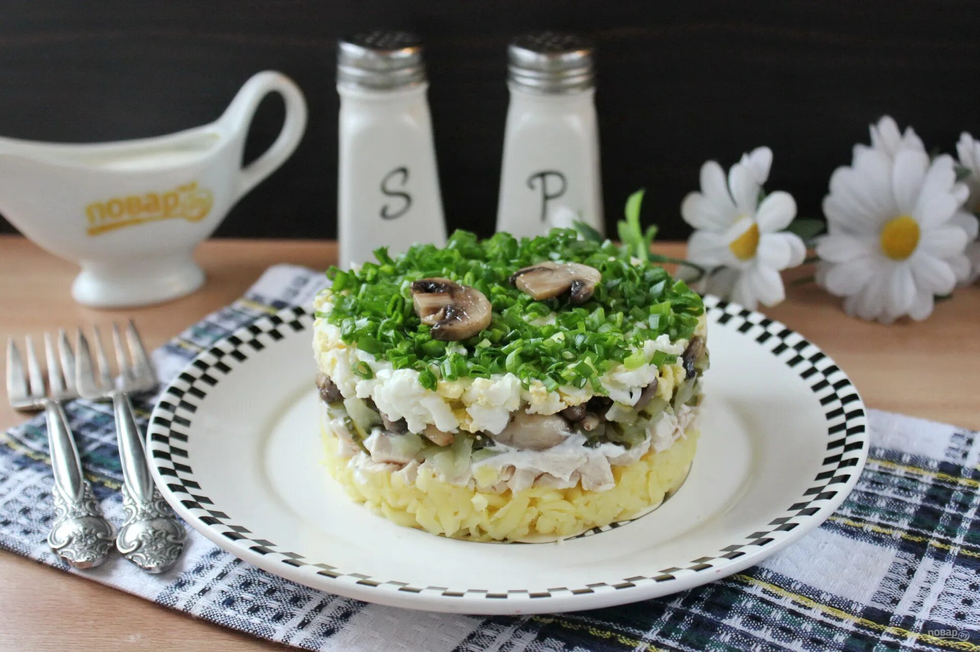 Слоеный салат с грибами и курицей картошкой. Слоеный салат оливье. слоеный салат с курицей и картофелем. слоёный салат с отварной курицей.