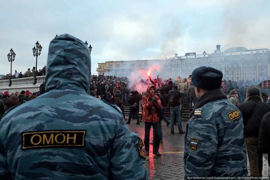 Массовые беспорядки рф. Беспорядки на Манежной площади 2010. 2010 - Массовые беспорядки в Москве на Манежной площади.. Митинг на Манежной площади 2010. Манежная площадь Москва беспорядки 2010.