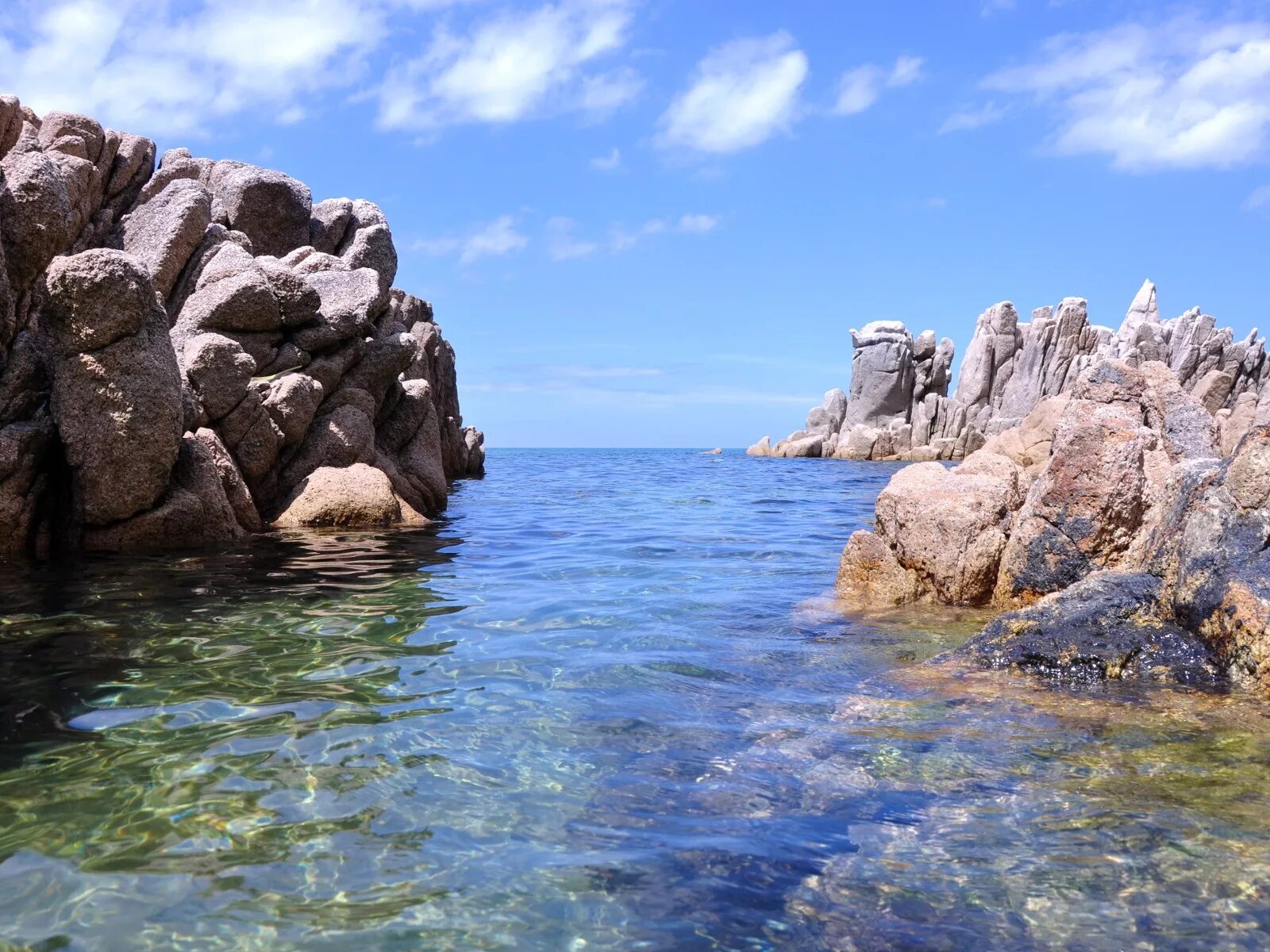 Камень в воде как называется. Море скалы. камни на берегу. скалы в воде. скалы в море небольшие.