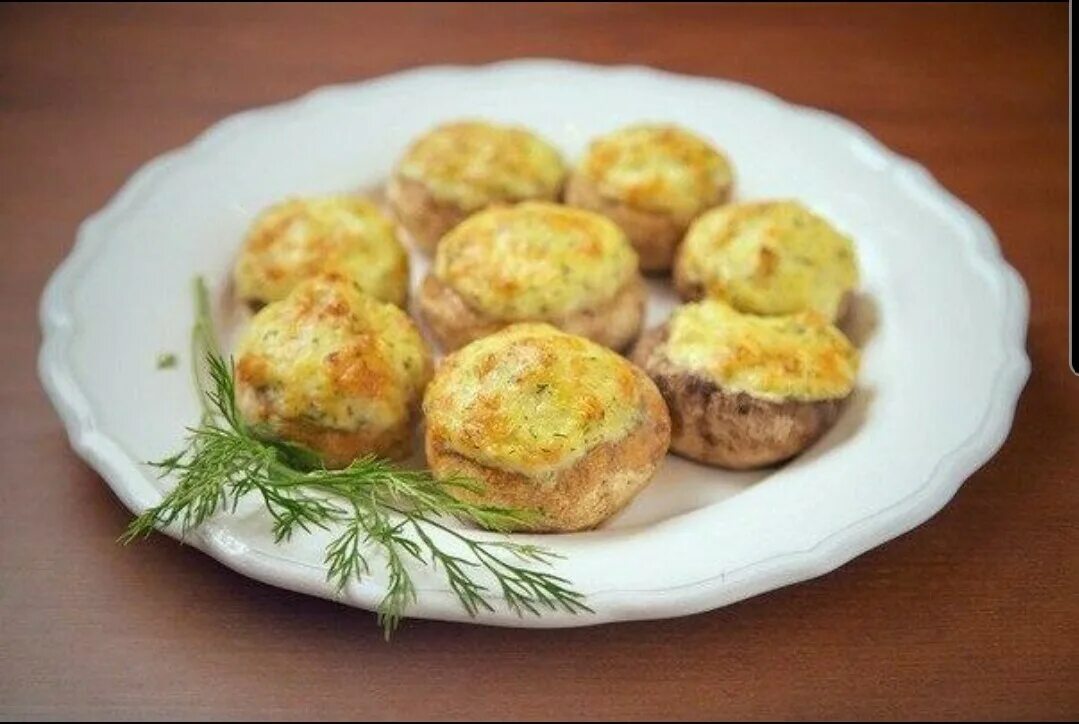 Шампиньоны фаршированные мясом в духовке. Шампиньоны фаршированные шампиньоны фаршированные. Картофель фаршированный шампиньонами. Шампиньоны фаршированные сыром. Запечённые грибы шампиньоны фаршированные.