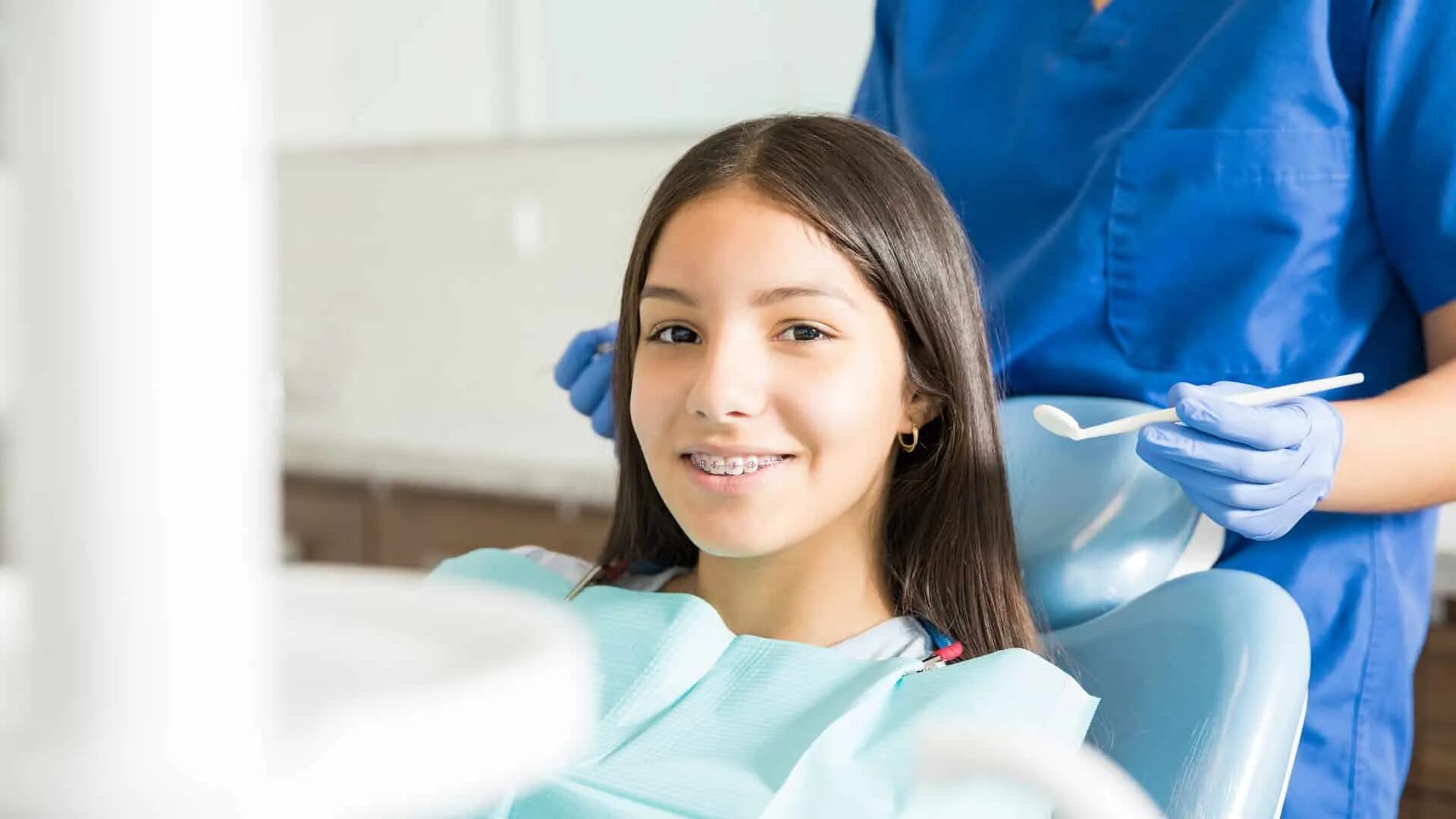 Стоматология брекеты. Врач стоматолог ортодонт. Где стать стоматологом. Девушка с брекетами у стоматолога. Ортодонт учиться после 9 класса.