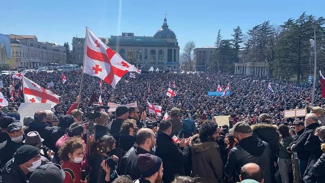 Новости грузии срочно. Центр Тбилиси митинг. Протесты в Грузии март 2023. Митинг в Тбилиси в поддержку Украины.