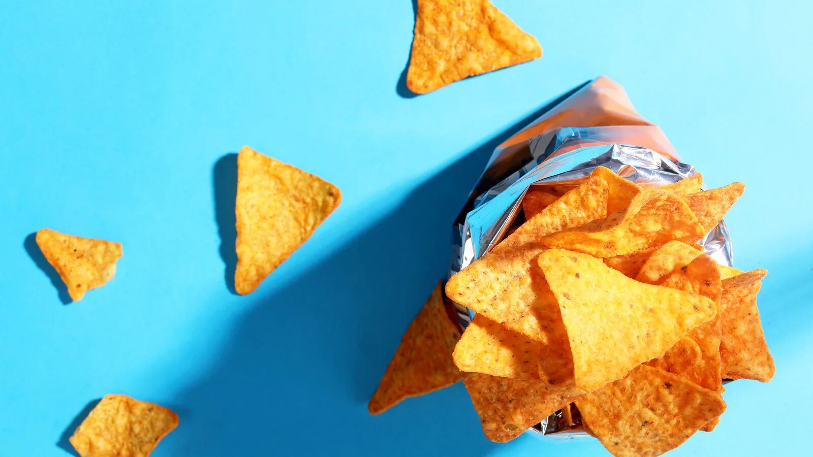 Few chips. Самая большая пачка чипсов в мире. Few chips. Lays упаковка. Кофе frito.