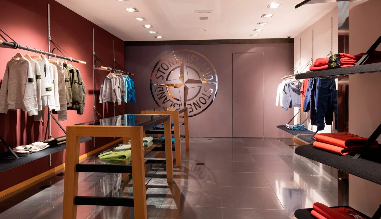 Island store. Бутика стон Айленд. Stone Island шоурум. Стон Айленд шоп. Магазин Stone Island в Италии.