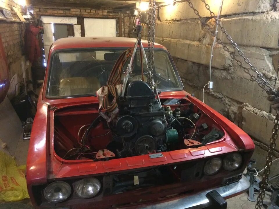 Лебедка для снятия двигателя с автомобиля. Вытащить двигатель своими руками. Вытащить двигатель. Вытащить двигатель. Двигатель ваз в гараже.