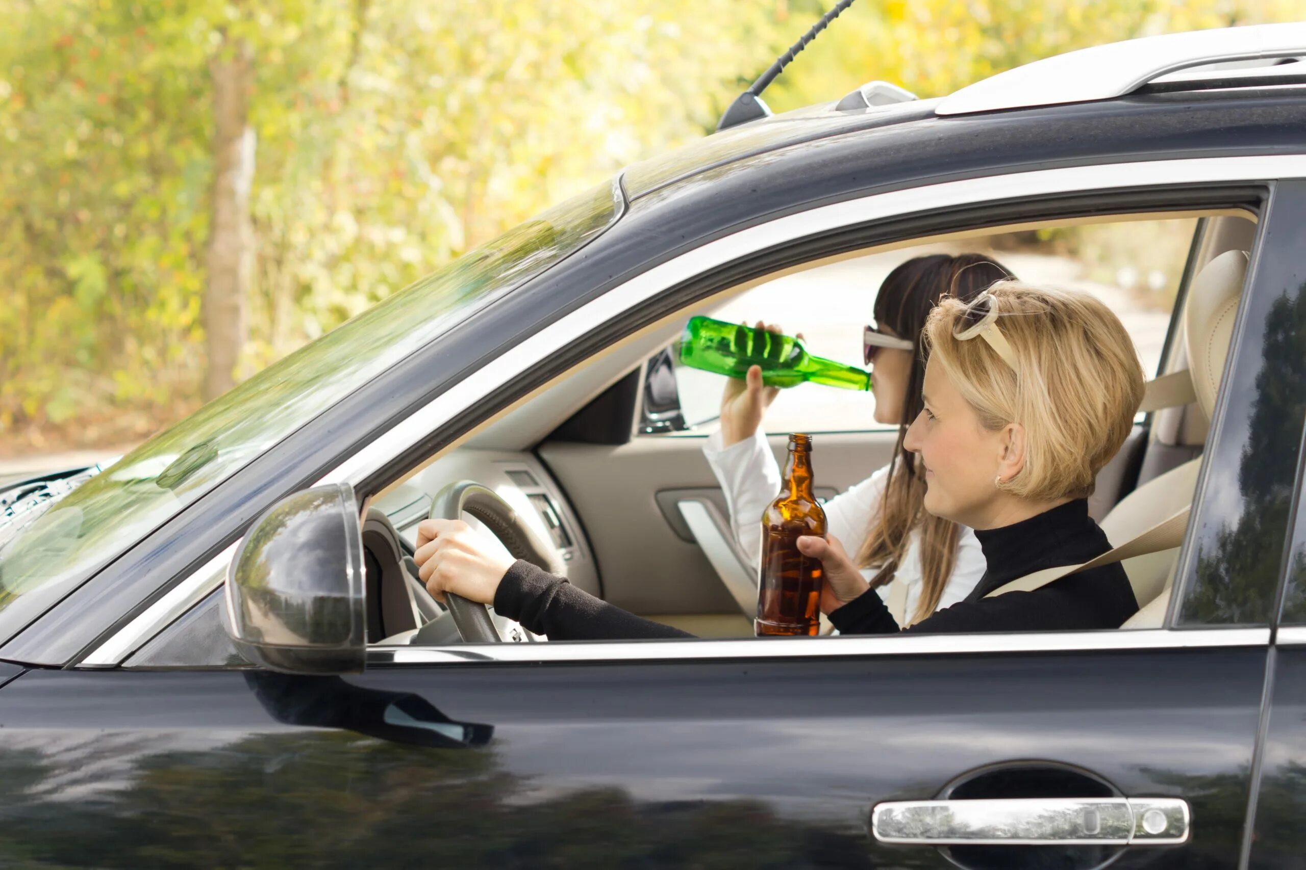 Водитель пьет за рулем. Девушки и авто. Пьяные женщины за рулем автомобиля. Две женщины за рулем.