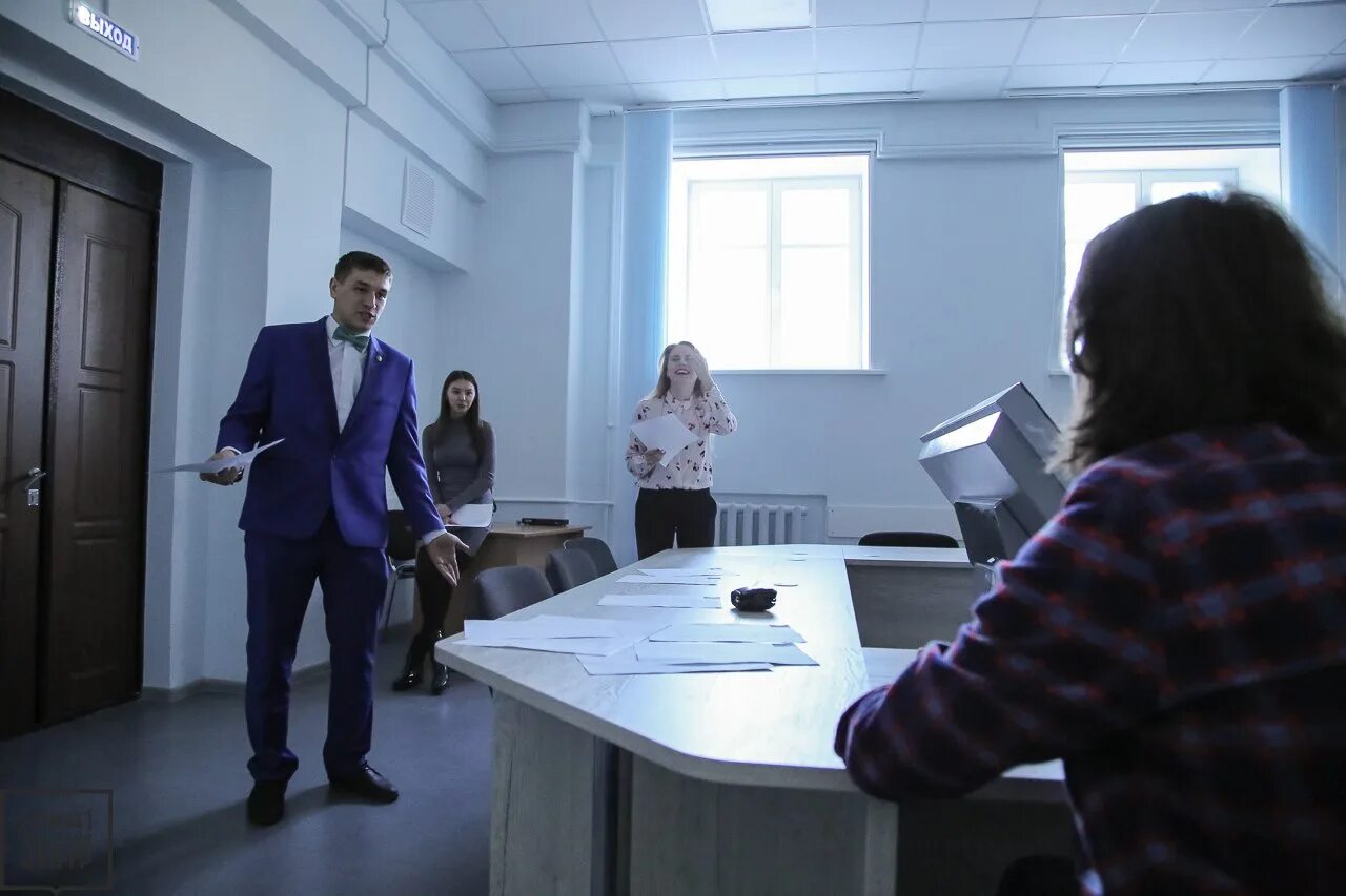 Образование падежных форм числительных. Бизнес школа. Аудитория людей красивая. Из триста пятой аудитории. Один человек в аудитории.