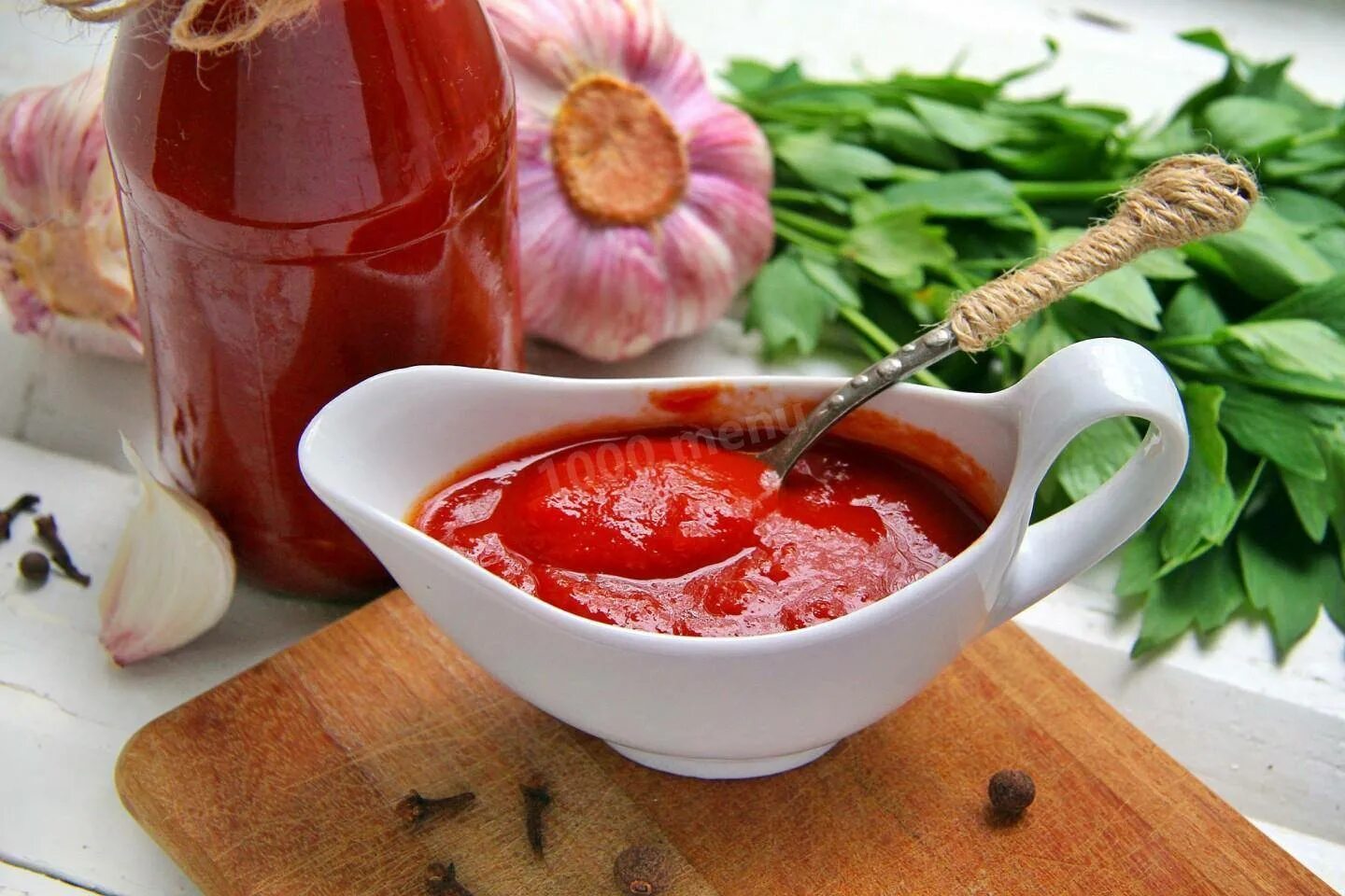 Столовая ложка кетчупа. Кетчуп. Соус для шашлыка. Соус кетчуп. Домашний кетчуп из томатной пасты.