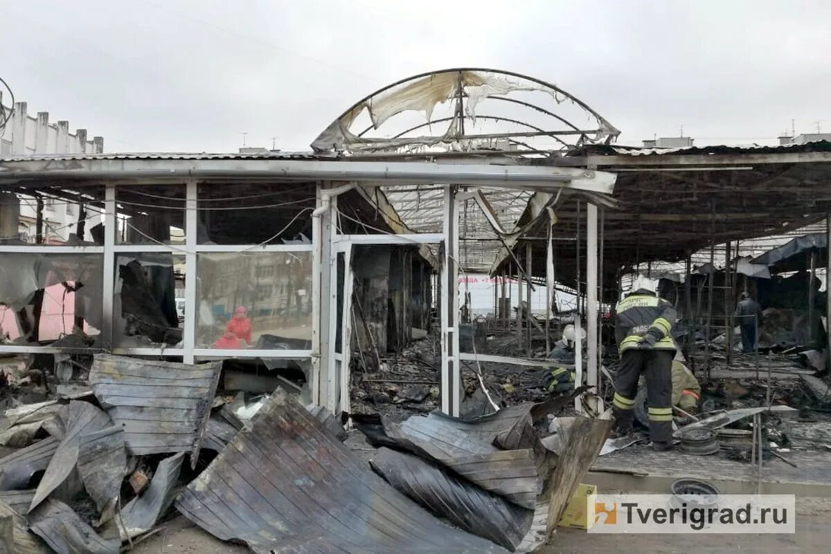 Рынок в Южном Тверь. Пожар в юности. Пожар на юности Челябинск. На крытом рынке сгорели автобусы. Юность сгоревших дней