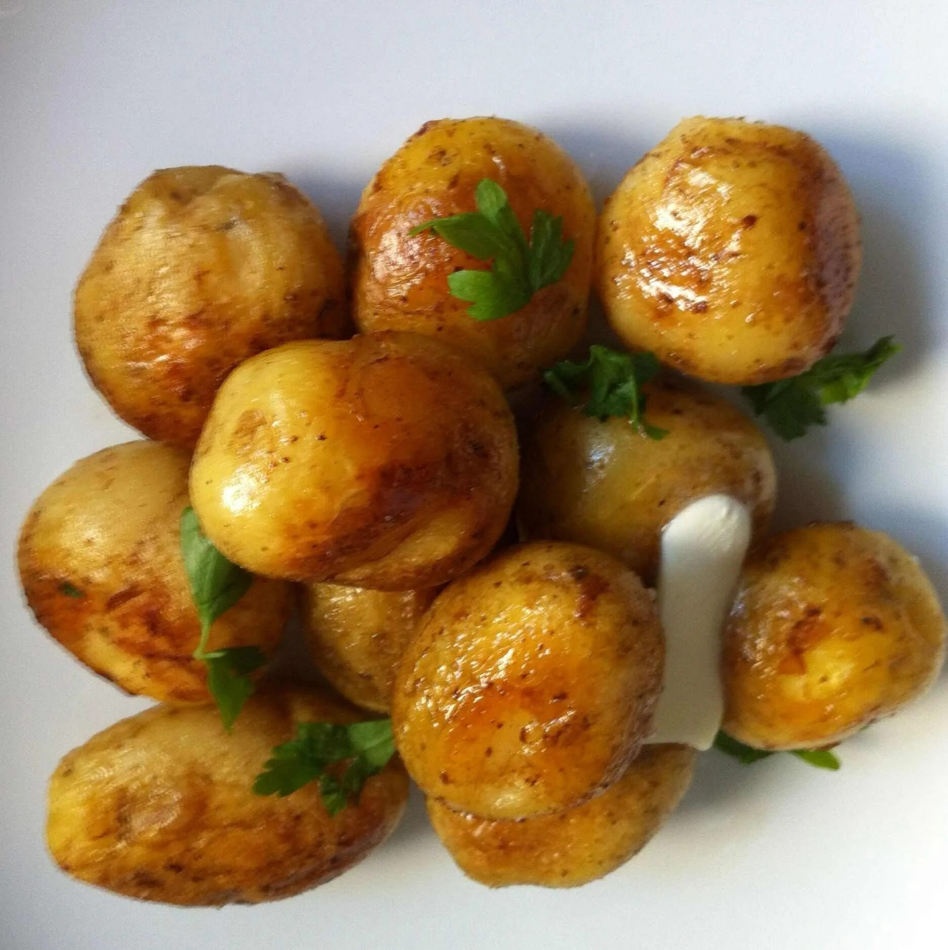 Кожура молодого картофеля. Картофель молодой. Молодая картошка. Молодая картошка в духовке. Жареная молодая картошка.