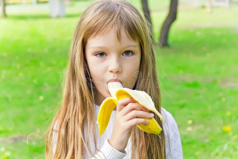 Кислый лимон. Дети кушают фрукты и ягоды. Девочка ест. Девочка пробует огромный. Девочка пробует огромный.