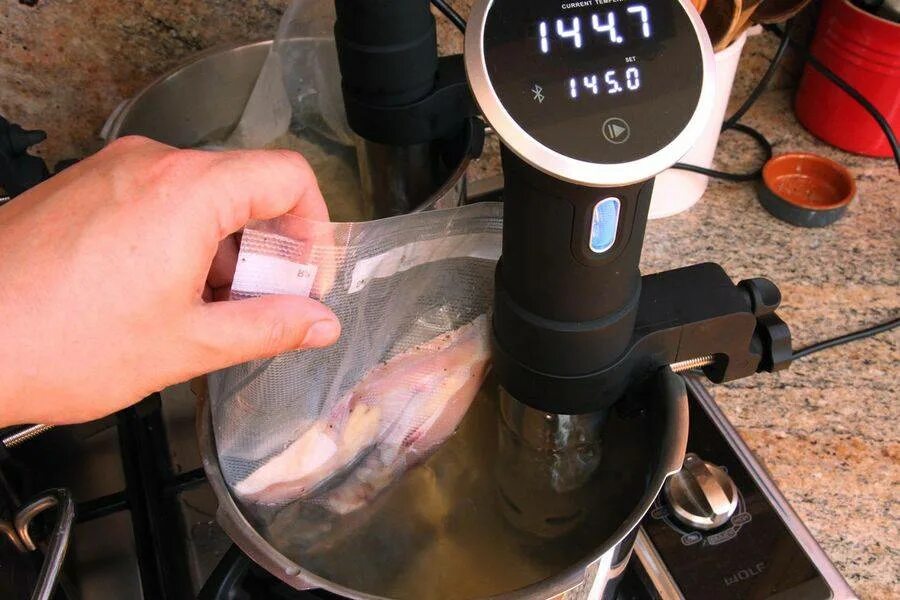 Как работает су вид. Технология sous vide — су вид). сувид технология приготовления. вакуумная технология (sous-vide — су-вид). термический погружной циркулятор (су-вид) azrsty (bs01).