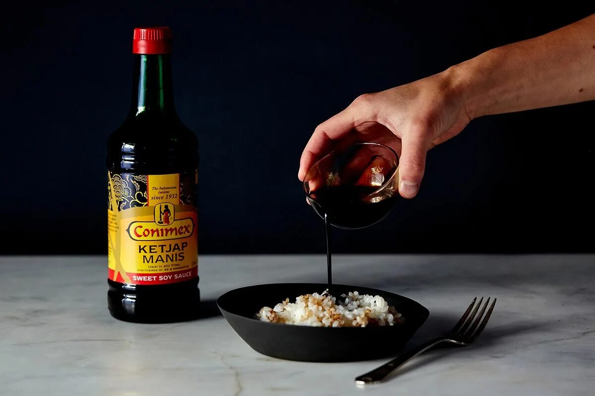 Соевый соус добавляют в мясо. Soy sauce. kecap. соевый соус фото. соевый соус креветочный.