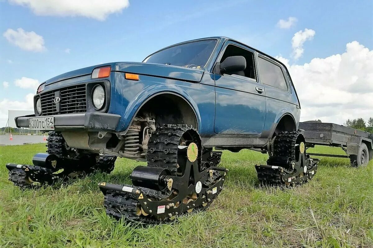 Гусеницы на ниву 2121. Нива 2131 на гусеницах. Вгд 2500 уаз. Ваз 2131 на гусеницах. Гусеничные модули для нивы ваз 2121.