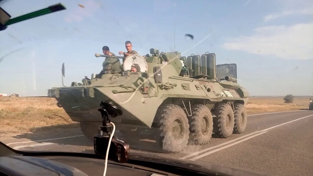 Колонна техники из окна. Аварии с участием военной техники. Курск колонна техники видео. Курск колонна техники видео. Курск колонна техники видео.