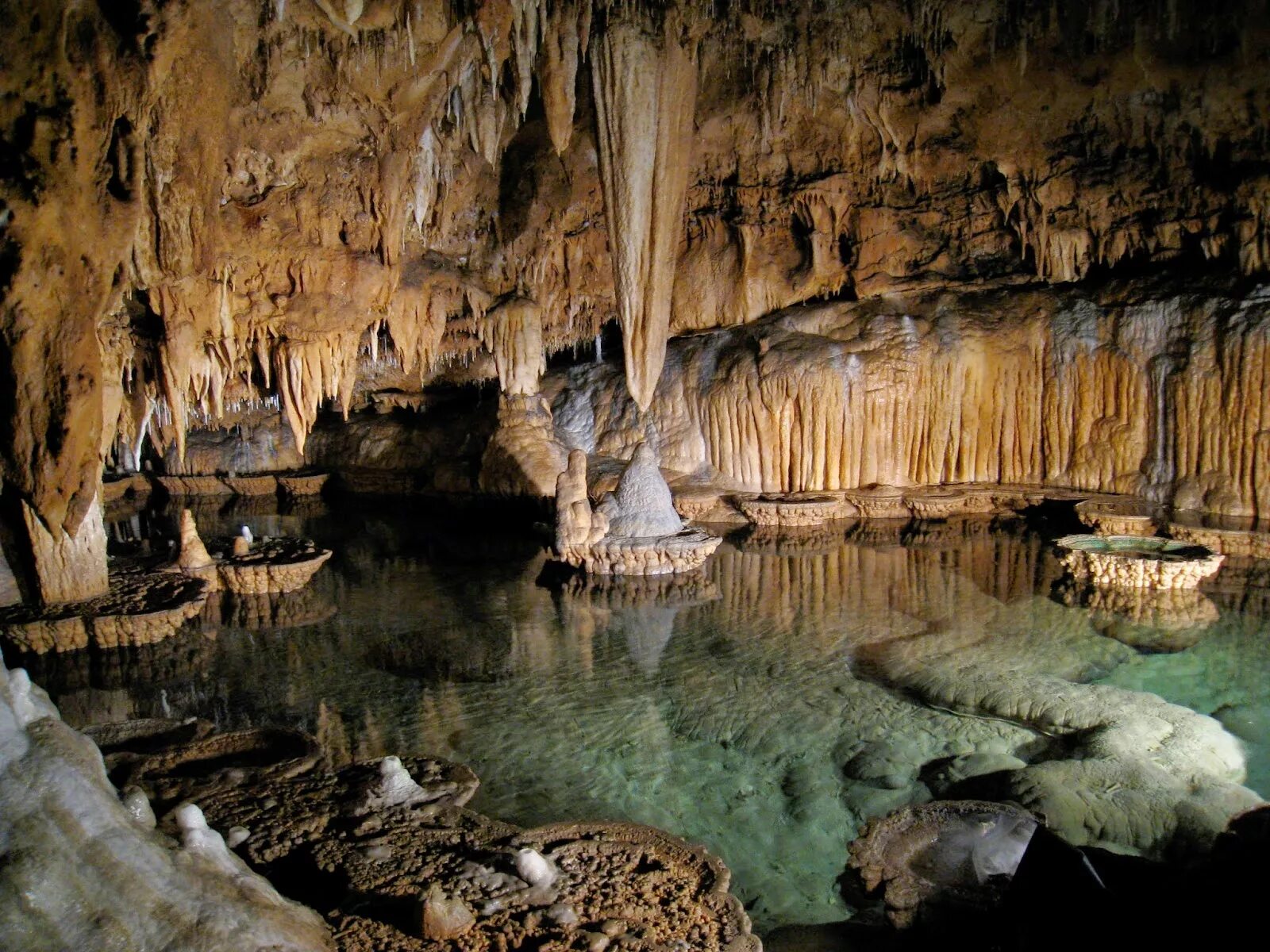 Нью мехико пещера. Пещера хан сон дунг вьетнам. Пещера харрисонс-кейв. Пещера шондонг вьетнам. Тешик таш скала арка.