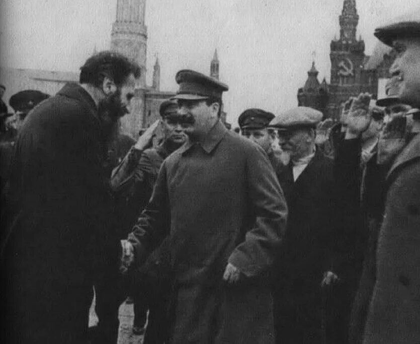 Сталин в 1935 году. Сталин иосиф виссарионович 1945. Сталин с лениным на красной площади москва. Фото сталина в москве. Послевоенная москва фото.