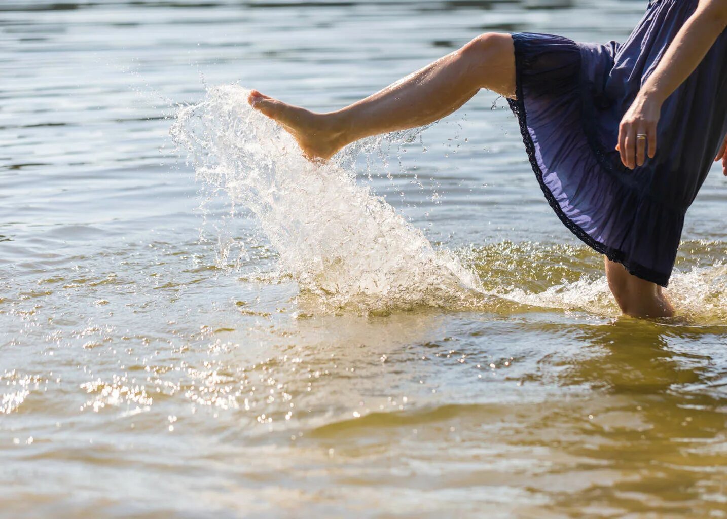 Самоизлив колодца. Бьем воду сами. Вода льется. Струя воды анимация. Сильная струя воды.