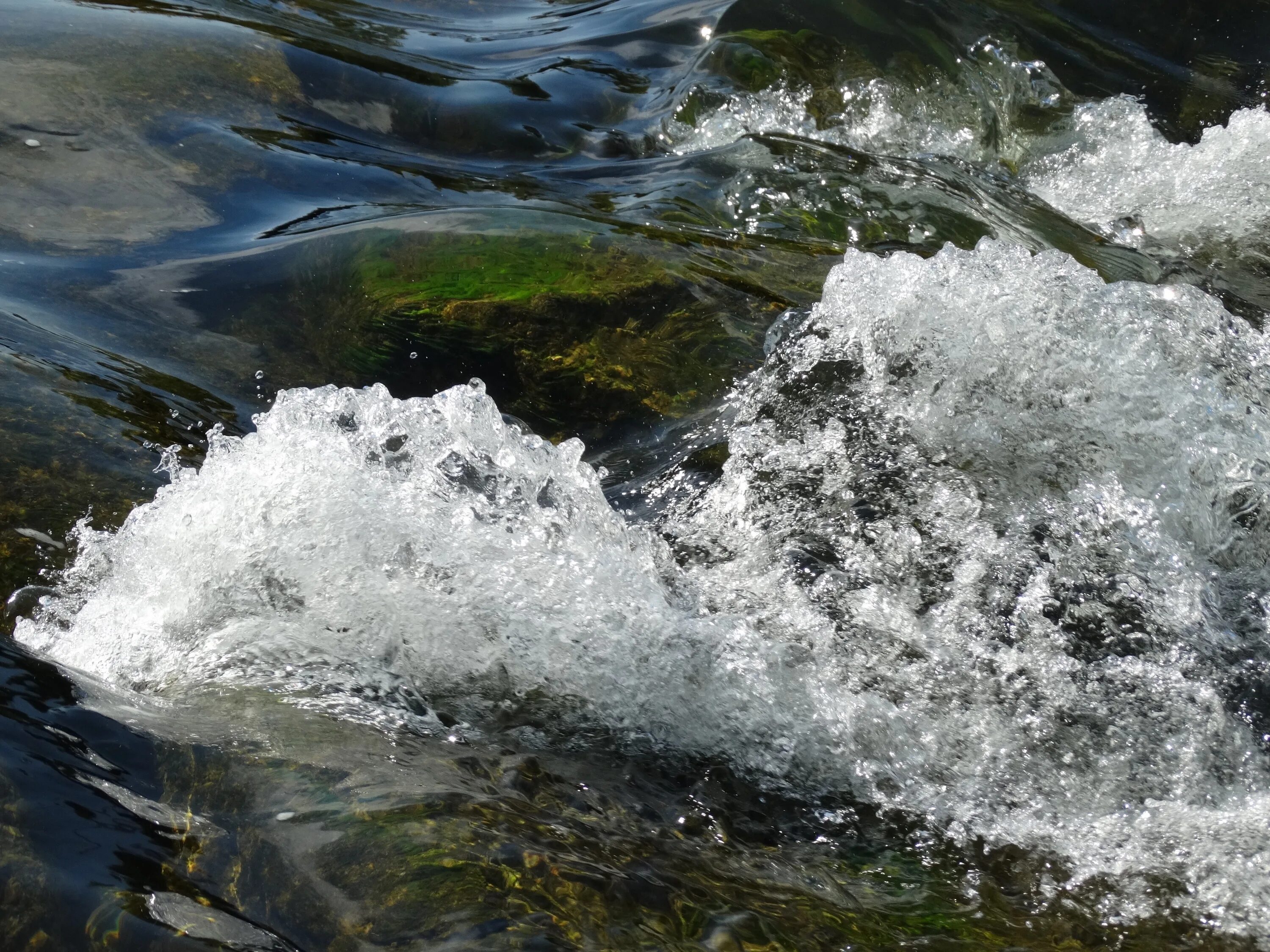 Брызги воды в реке. Поток воды. Текущая вода. Вода ручей. Работа текущей воды