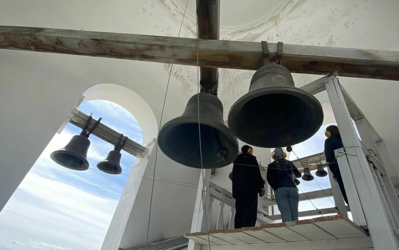 Колокол красноярск. Колокола мордовии. Погода в колоколах. Старообрядческий храм колокольный звон в астрахани. Колокольный звон борисоглебский монастырь дмитров.