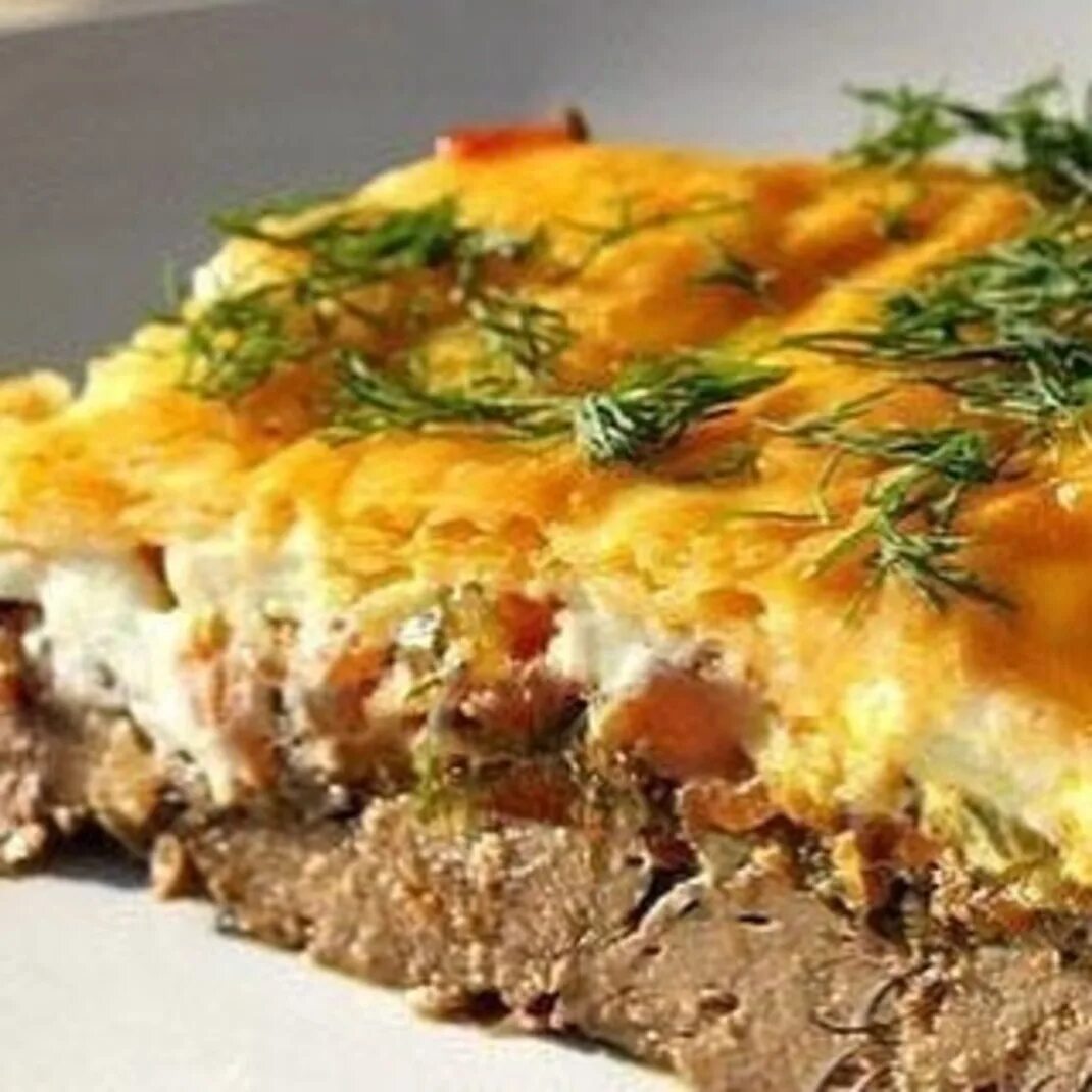 печень в духовке под сыром. дроб с куриной печенью. печень запеченная с яйцом и сыром. печень с морковью и луком и под сыром. печень куриная под сыром.