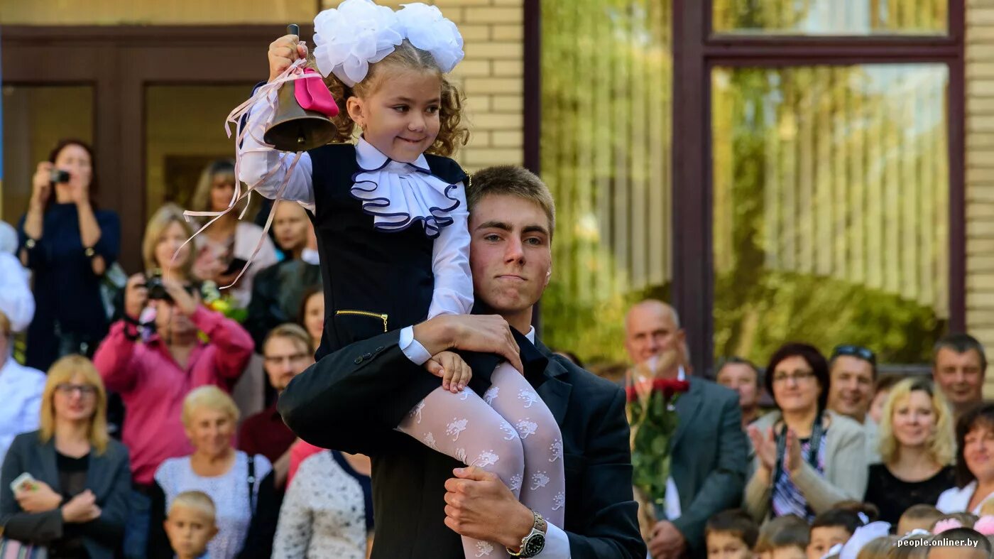 Первый звонок в школе. Первый звонок. Первый звонок в театре. 1 звонок в школе 1 класс