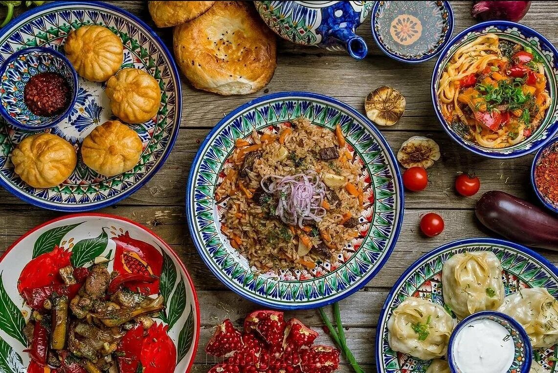 Ближайшая узбекская кухня. Плов узбекский дастархан. Восточная кухня плов Чайхана. Плов манты самса лагман узбекский. Узбекская кухня традиционные блюда.