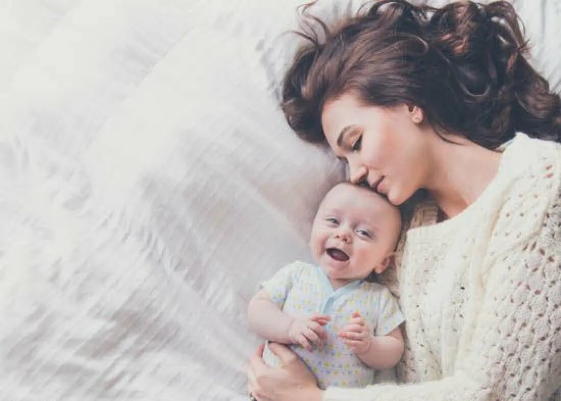 Мамина счастье слушать. Мать с ребенком. Счастливая мама с ребенком. Мама и новорожденный. Фотосессия мама и малыш.