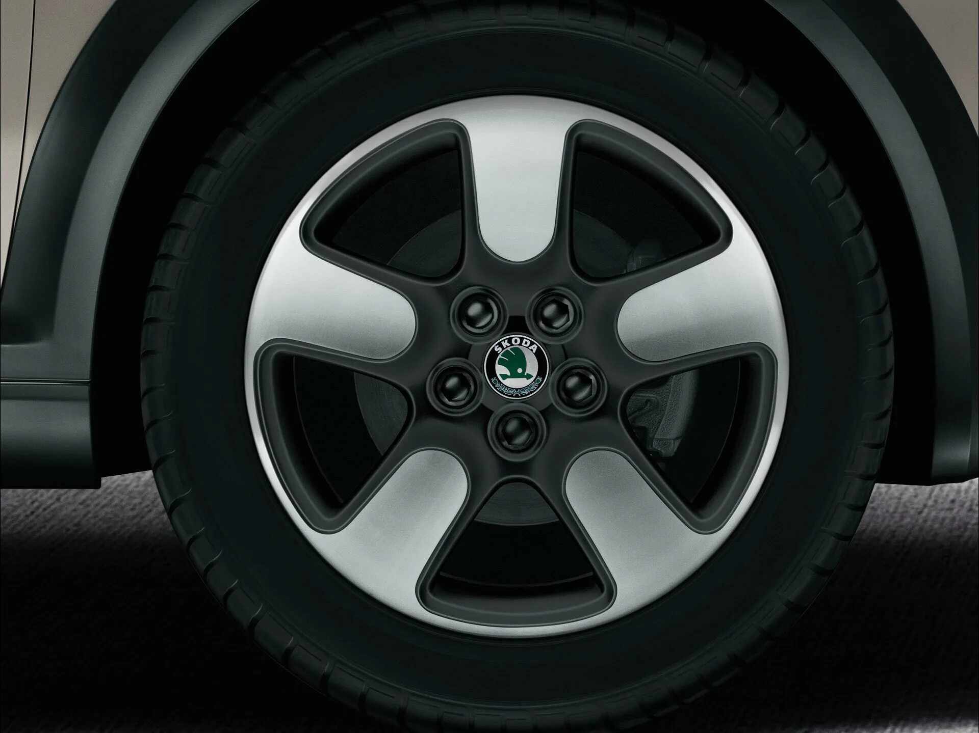 оригинальные колеса шкода. 5jx16 et46. оригинальные колеса шкода. диски clubber на рапид. легкосплавный колесный диск savio 7.