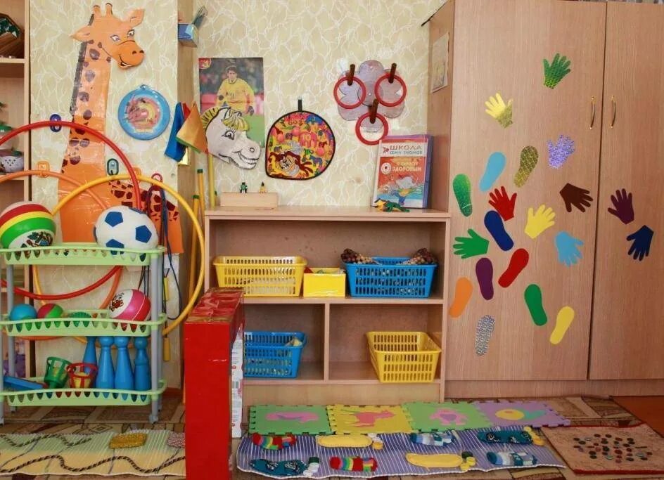 Игровая комната в садике. Уголок для спортивного инвентаря. Физкультурный уголок в детском саду. Поделки на выпускной в дет саду. Интерьер группы в детском саду.