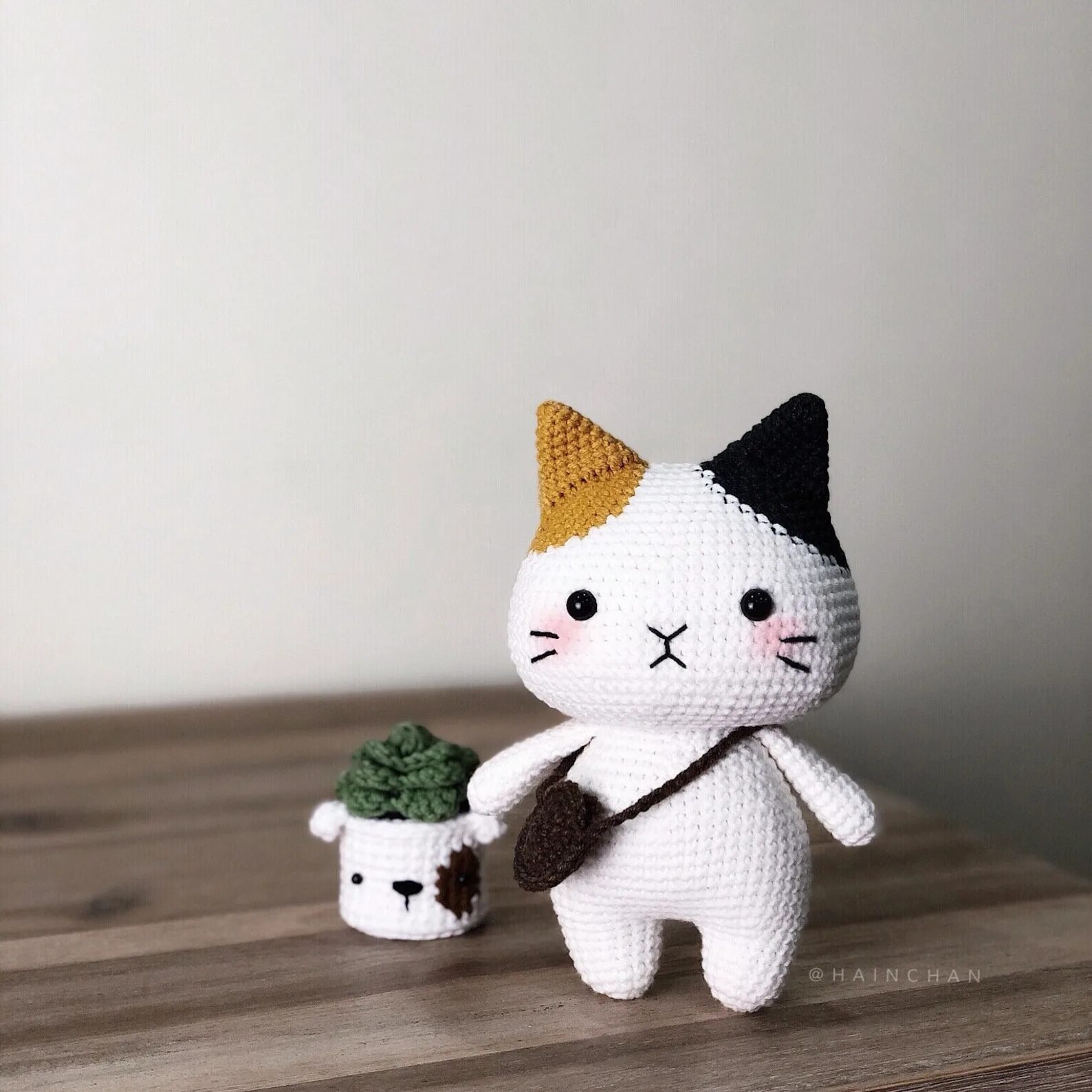 Вязание игрушек кошки. Hainchan amigurumi. вязаная игрушка кот. вязаные игрушки кошки. кот амигуруми.