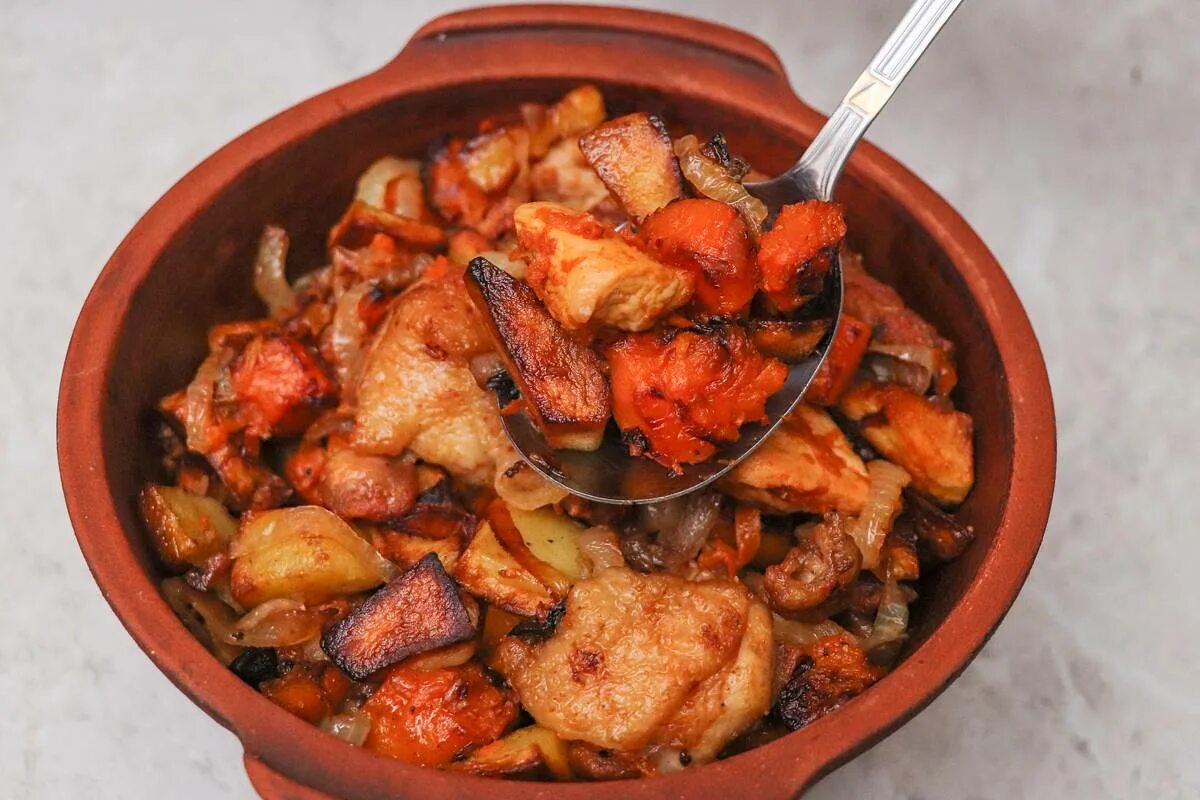 Как потушить тыкву на сковороде вкусно. Тыква тушеная с мясом. жаркое в тыкве. жаркое с тыквой и мясом. индейка с тыквой на сковороде.