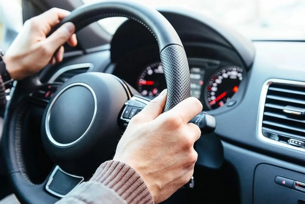 Ребёнок за рулём автомобиля. Игрушечный руль. Игрушка руль в машину для ребенка. Машинку машинку с рулем. Машина с рулем управления rastar 1:14.