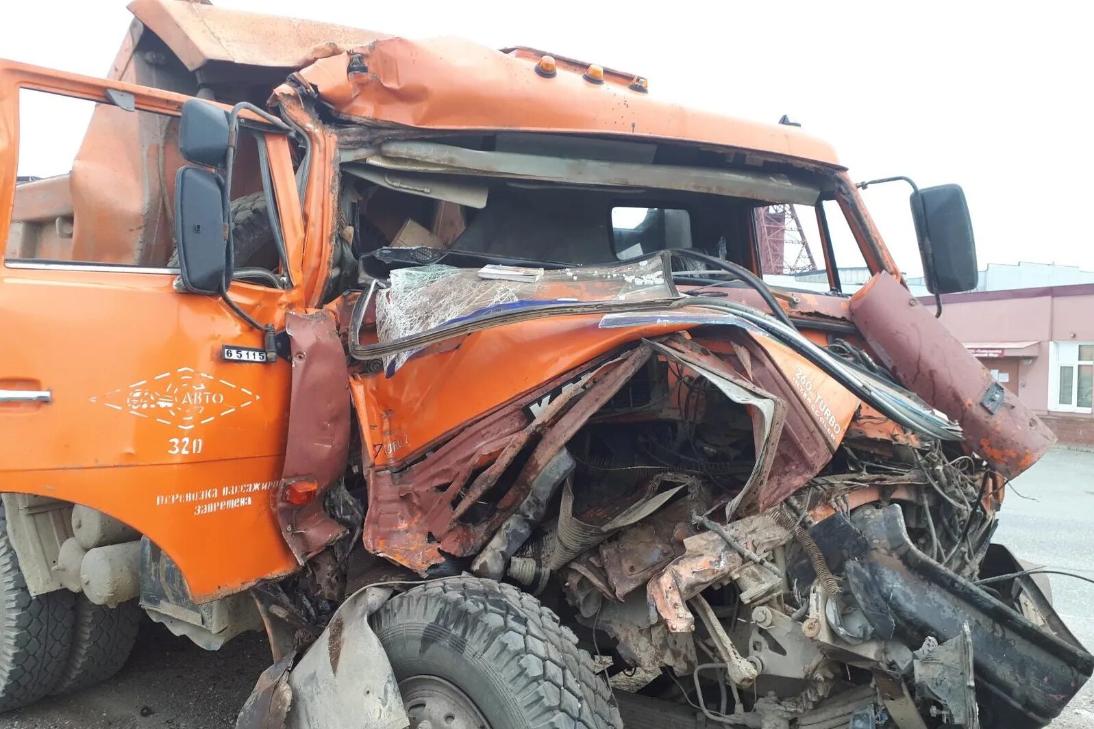Камаз 65115 авария. Камаз 5511 после дтп. Камаз битый. Сломанный камаз. После дтп камаз 6520 евро.