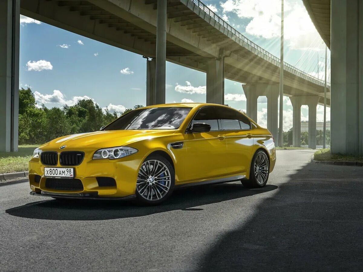 Желтая пятерка. BMW m5 f10. БМВ м5 желтая. BMW m5 желтая. BMW м5 f90 желтая.