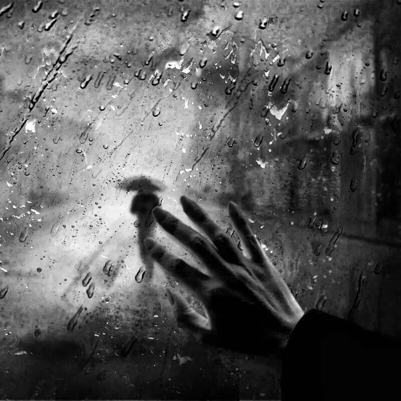 Черно рассталась. Грустное прощание. Любовь ушла. Рука на дождливом окне. Руки расстаются.