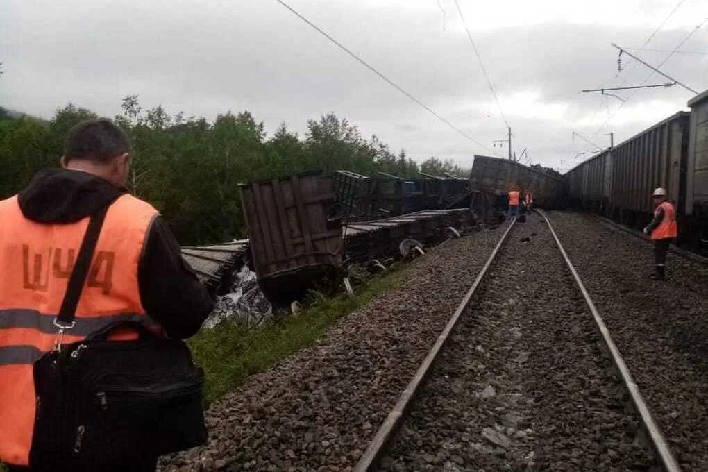 Сход вагонов на забайкальской. Сход 34 вагонов забжд. сход вагонов на забайкальской жд могоча. забайкальский край сход вагонов. сход урюм нанагры.