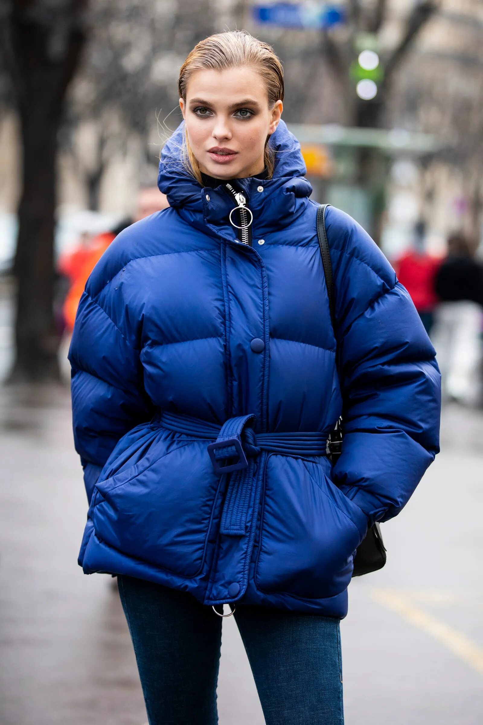 Синяя короткая куртка. Оверсайз Puffer Jacket. Ienki Ienki пуховик. Куртка оверсайз 2022 женская голубая. Объемные куртки женские.