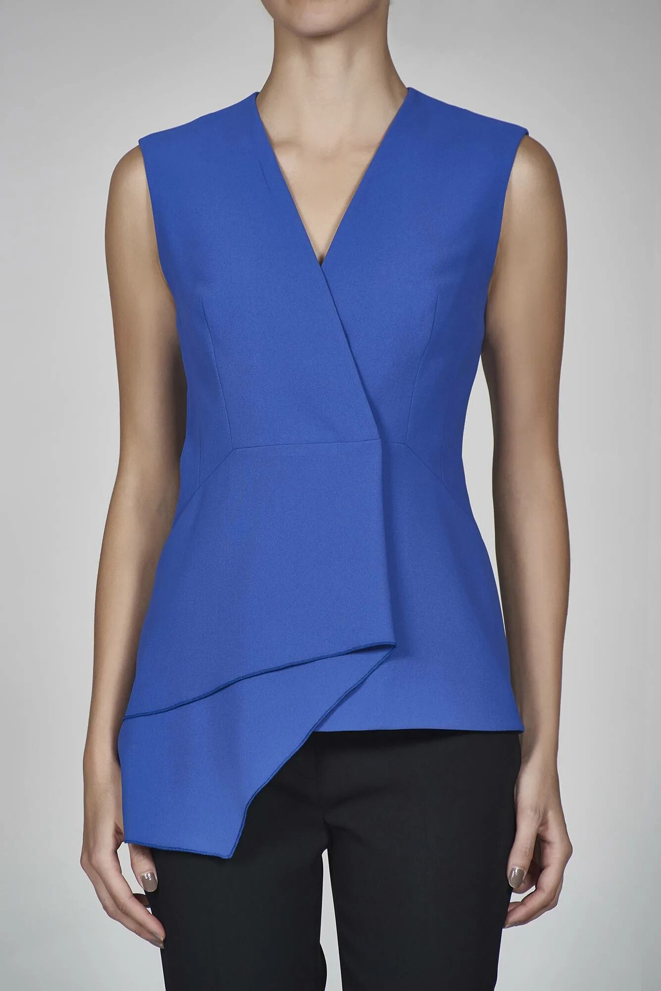 Жилетки ассиметричные женские. Ассиметричные жилеты. Жилет с косой молнией. Vassa ассиметричный жилет v124218s. Жилет vassa женский.