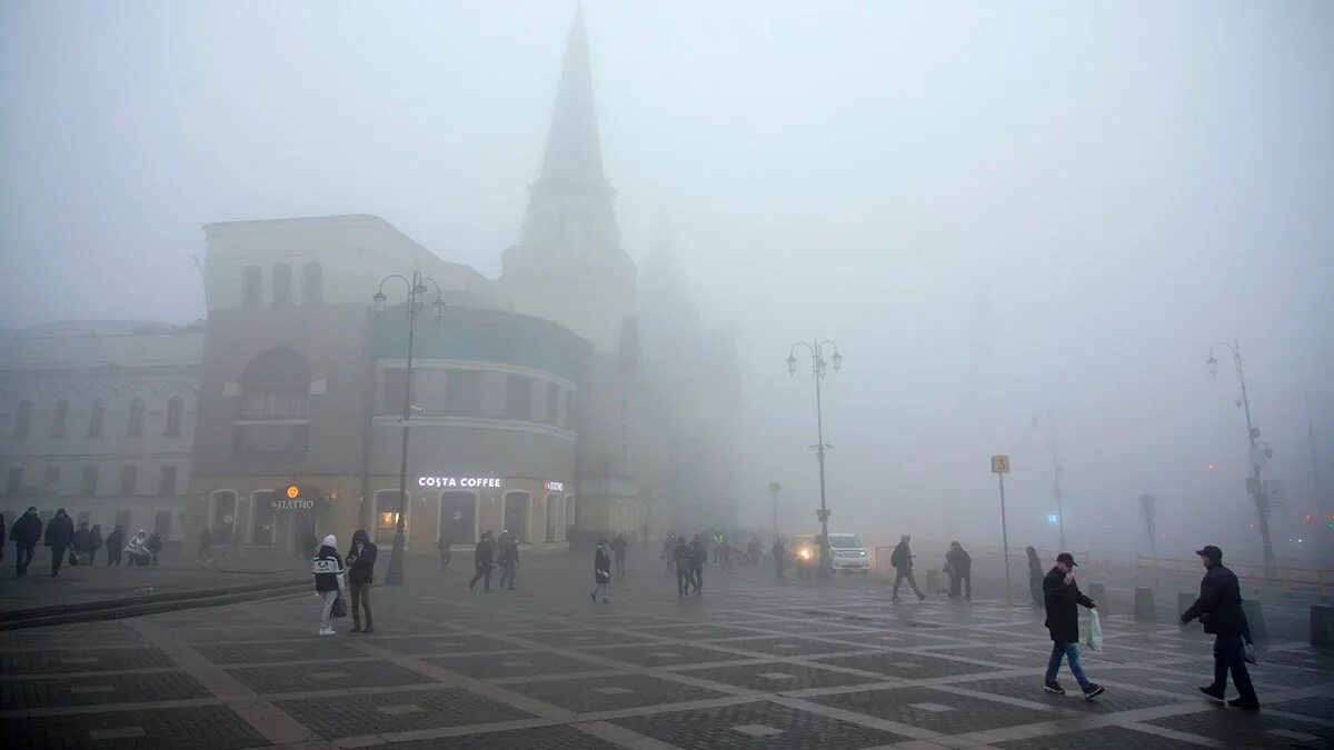 Туман в москве. Москва туманный рассвет красная площадь. Туман в москве 2021. Очень густой туман. Пустая красная площадь в тумане.