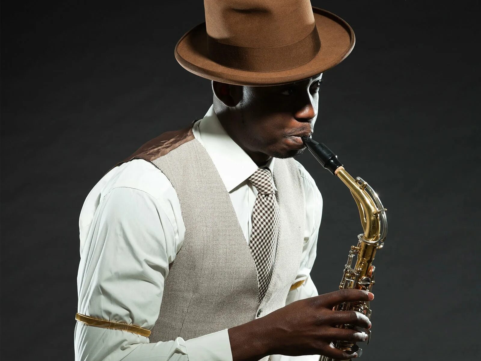Джаз. Джазовые музыканты. Саксофонист джаз. Музыкант в шляпе.