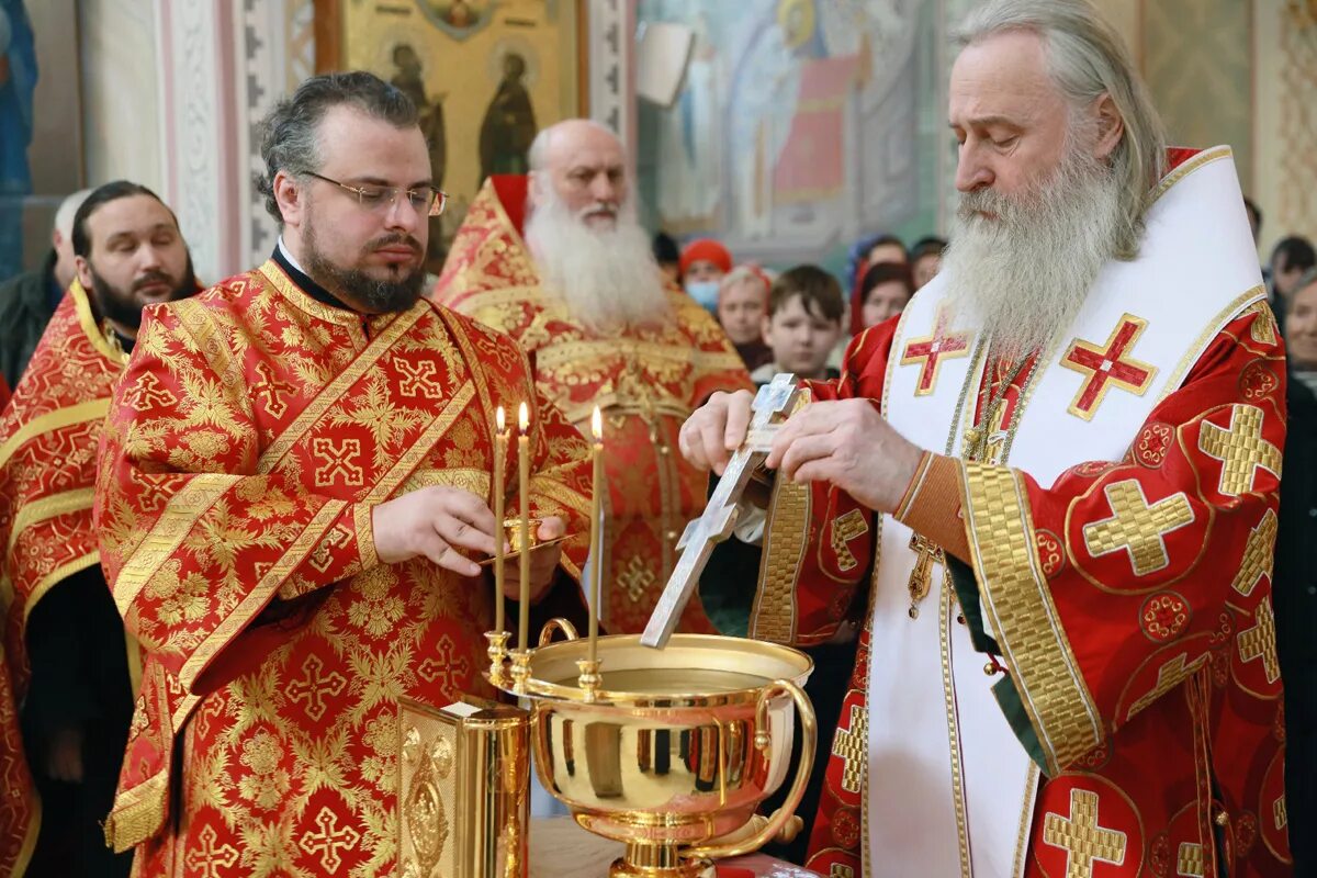 Церковь матроны московской, белгород. Девушки волонтеры на службе в храме христа спасителя. Свято-успенский кафедральный собор г. Казанский собор кемерово 7 января. Архиепископ екатерина 2.