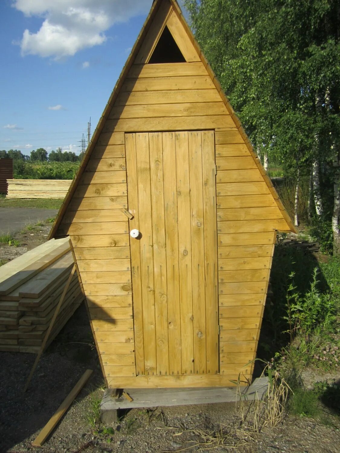 Деревянный туалет. Садовый туалет деревянный. Туалет деревянный для дачи. Туалет уличный деревянный.