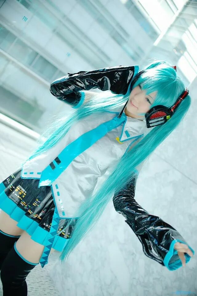 Косплеер Мику. Девушка в косплее Хацунэ Мику. Хатсуне Мику косплей. Hatsune Miku косплей. Косплей девушек парнями